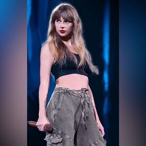 free people one frankie cargo pants as seen on taylor swift